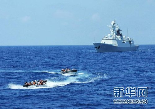 3月28日，十余名臨檢拿捕隊(duì)員從玉林艦出發(fā)，乘小艇駛向模擬可疑商船的艦只。