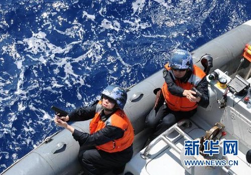 　3月28日，十余名臨檢拿捕隊(duì)員乘小艇駛至模擬可疑商船下方水面。