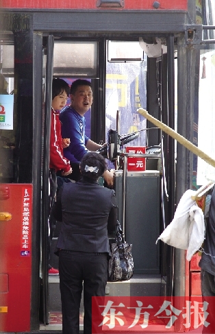 梅麗手持殘疾人證等車時，多次被司機婉言謝絕
