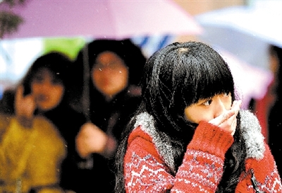 大學(xué)路附近，一位美女冷得縮起脖子。 晚報記者 馬健 圖