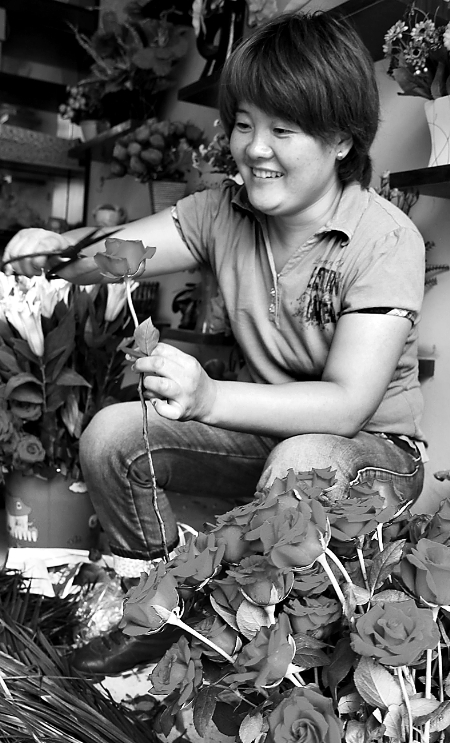 8月21日，內(nèi)黃縣一家鮮花店的工作人員正在包裝鮮花。