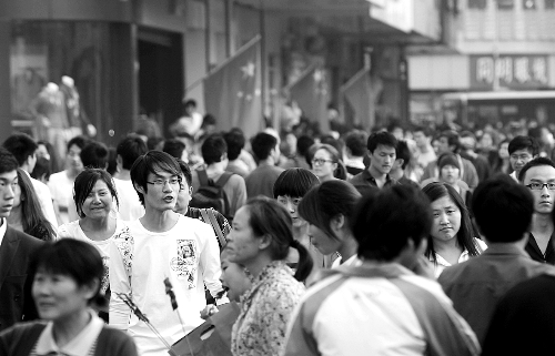8天長假中，逛街購物的人數(shù)激增，鄭州市德化步行街上“人潮洶涌” 河南商報記者 王春勝/攝