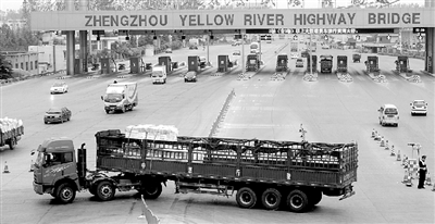 一輛6軸大貨車(chē)被路政人員勸阻后，掉頭返回