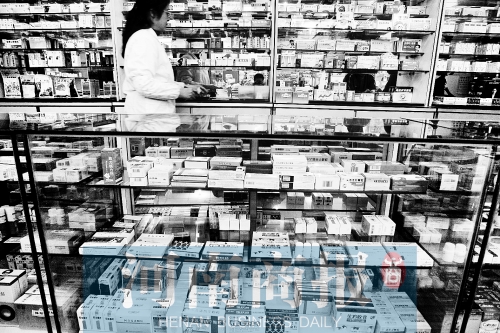 　鄭州不少藥店，也會把價格低的藥品放下層，價格高的放在醒目位置