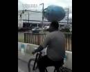 開掛民族騎車頭頂煤氣罐，原地?？?腳不離車 飄逸