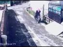 逗比劫匪騎車(chē)搶劫女子，反被女子奪車(chē)逃走