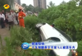 小車側翻懸空半坡 5人被困車內(nèi)