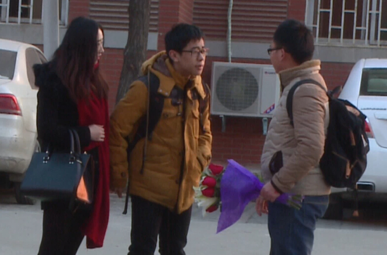 美女請(qǐng)你假裝其男友拒絕追求者，你會(huì)怎么辦？