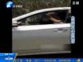懸！山路上情侶邊開車邊親熱