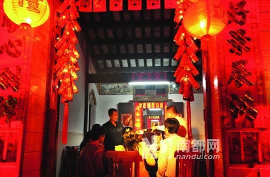 　　海口人把除夕的年夜飯稱為“吃圍爐”。