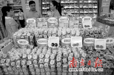 散裝月餅因其實(shí)惠的價(jià)格、豐富的口味而受到市民的青睞。
