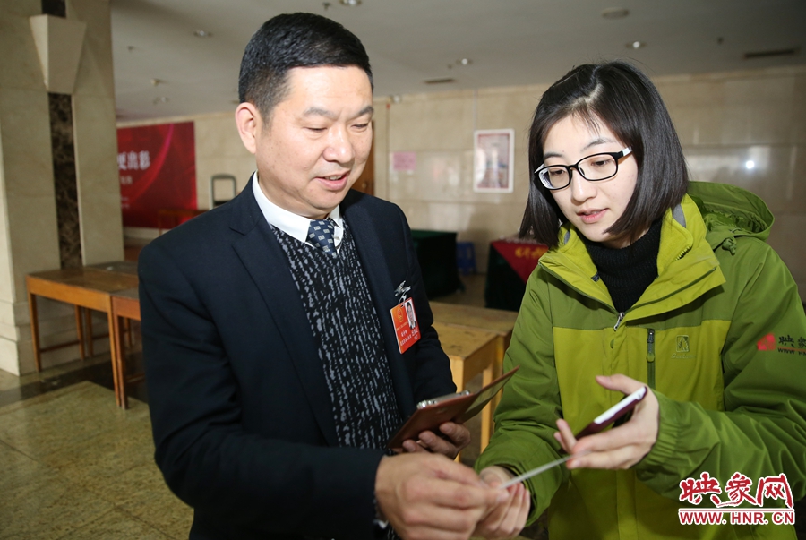 幫代表使用大象融媒映象網(wǎng)微信打印機(jī)現(xiàn)場(chǎng)打印照片。