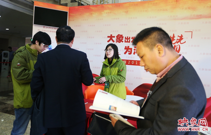 向代表、委員講解大象融媒旗下出品的新聞產(chǎn)品。