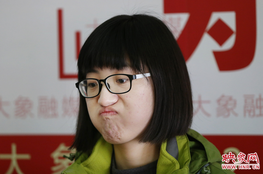 偶爾來(lái)個(gè)這樣的表情，算是放松緊張的心情吧！
