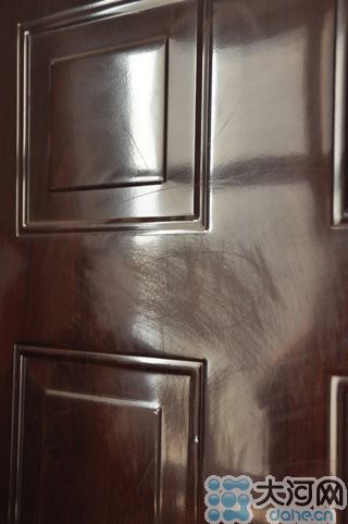 　雖然王先生用砂紙打磨過，但是“奠字”仍依稀可見
