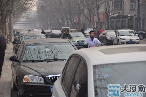 　業(yè)主將車停到經(jīng)一路上，給路人造成很大的不便