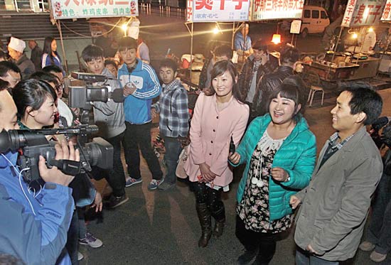 今報讀者“乖乖雁”（左）、“騎士牛仔”（右）和香香一起錄制《香香美食》