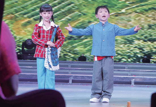 孩子們的表演有模有樣，讓人忍俊不禁