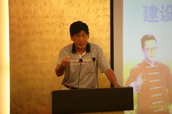 原河南省農(nóng)業(yè)廳副廳長、現(xiàn)任河南省土壤肥料協(xié)會秘書長肖興貴發(fā)表講話