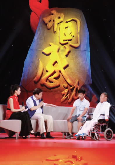 肇恒君（右一）天生殘疾，但是他自兒時起就有著一個音樂夢