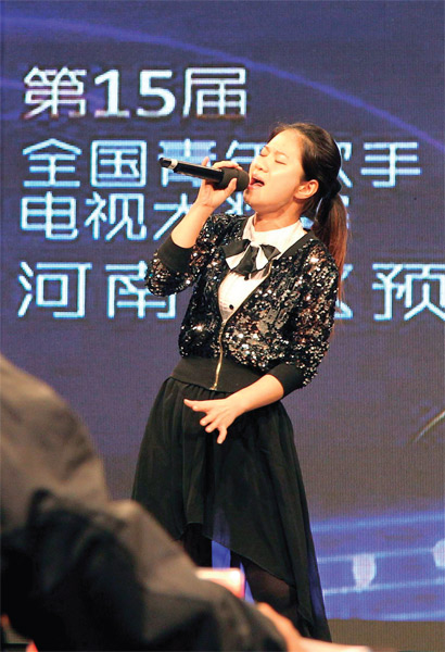 選手們演唱很賣力，要把最好的一面展現(xiàn)給評委