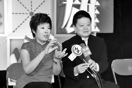 《漢字英雄》主持人馬東（右）、嘉賓于丹在向媒體推介節(jié)目