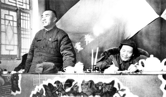 毛澤東、朱德在中共七屆二中全會(huì)上 圖片來(lái)自中央檔案館