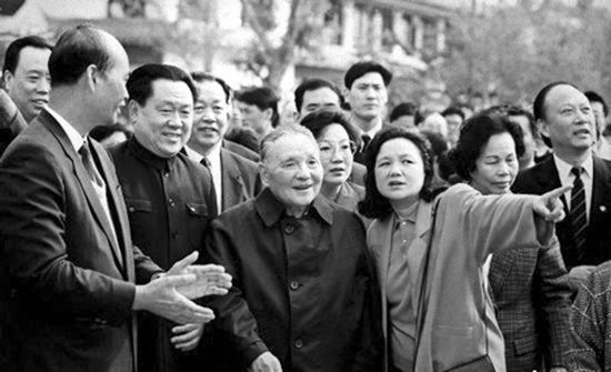 1992年，鄧小平南巡 圖片來(lái)自中國(guó)共產(chǎn)黨新聞網(wǎng)