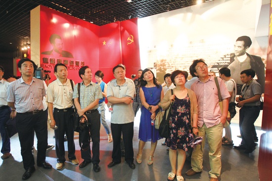 河南電視臺(tái)、河南人民廣播電臺(tái)、河南省詩歌學(xué)會(huì)的專家、詩人、記者等數(shù)十人赴蘭考焦裕祿紀(jì)念園采風(fēng)學(xué)習(xí)