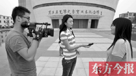 9月4日，河南電視臺(tái)記者采訪前來參觀史來賀事跡的大學(xué)生們