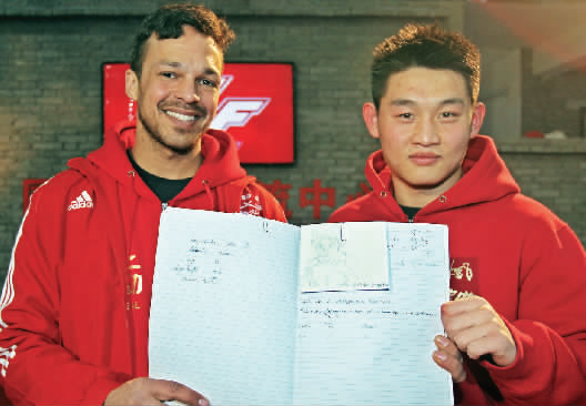 　　約瑟夫手繪了每個選手的肖像，認認真真地用字母拼寫出選手的中文名字附注?！翱?，這個是鄭召玉喲”