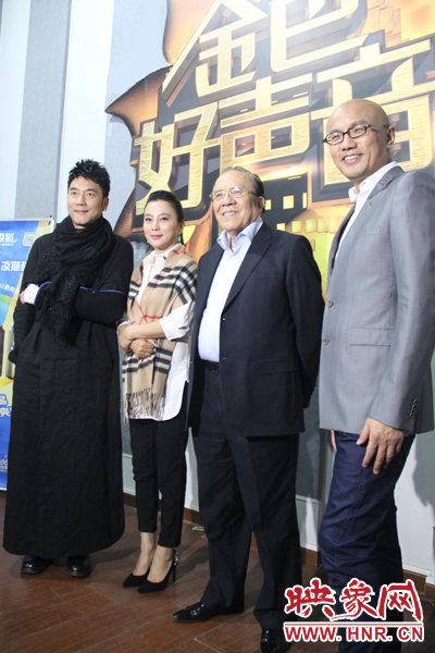 林依輪、李玲玉、楊洪基三位評委導(dǎo)師以及主持人孫國慶接受媒體采訪