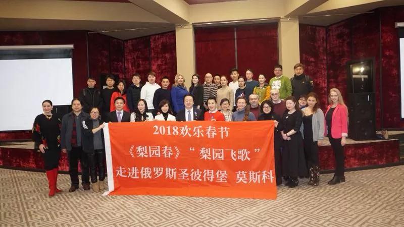 《梨園春》與俄羅斯文化學(xué)者開展座談會(huì)，共同交流中俄藝術(shù)文化的發(fā)展并互贈(zèng)禮物