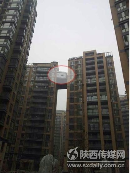 西安現(xiàn)最?！疤鞓颉?兩樓之間建起“空中走廊”
