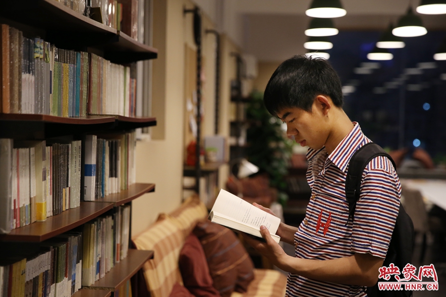 袁丙鵬，22歲，某大學(xué)大三學(xué)生：在適合的環(huán)境里看書，才能看出境界。
