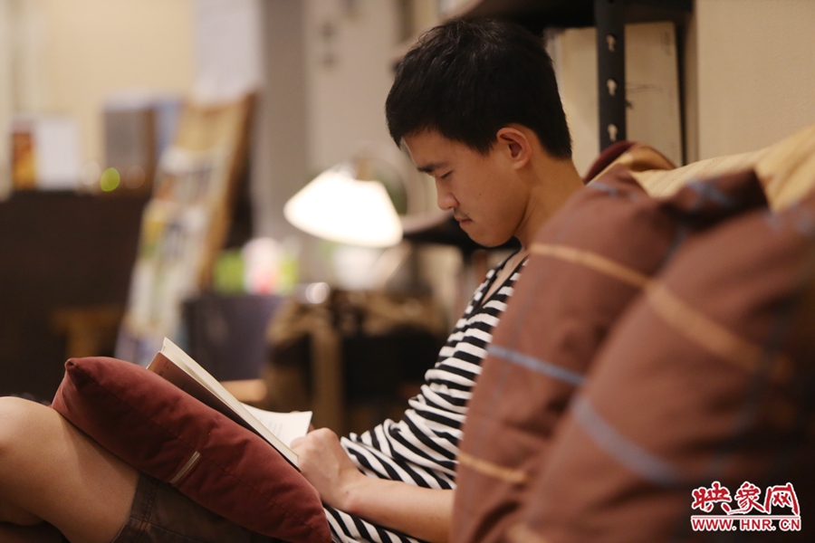 徐浩然，24歲，圖書編輯：在書店看紙質(zhì)書，意境會更深一些。