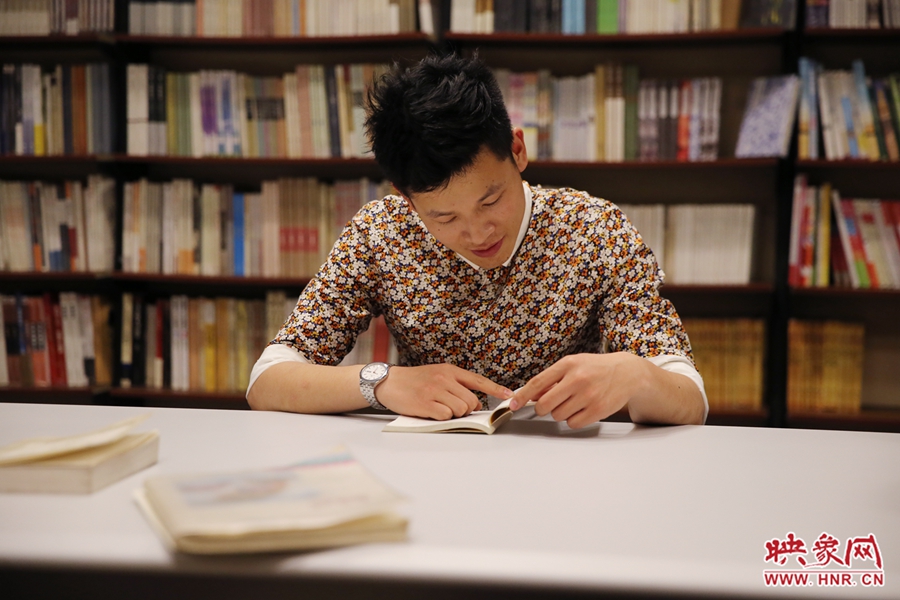 李恒，26歲，私營業(yè)主：喜歡撫摸紙質(zhì)書的感覺。