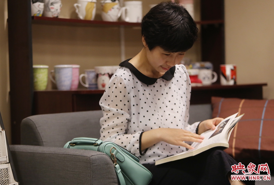 毛韶華，年齡保密，文字工作者：紙質(zhì)書是營養(yǎng)餐，電子書是快餐。
