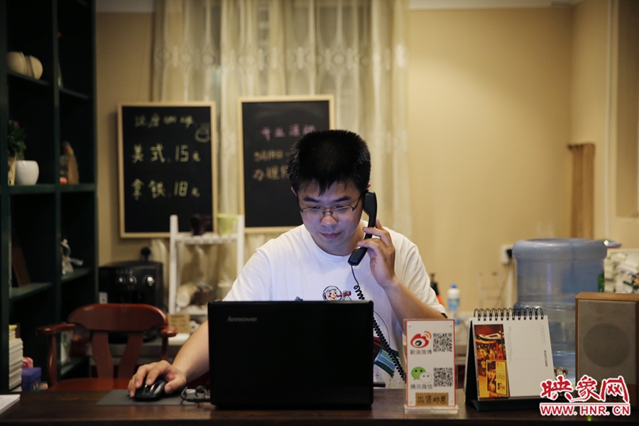 店長小博，由于書店搬遷至此，經(jīng)常接詢問地址的電話。