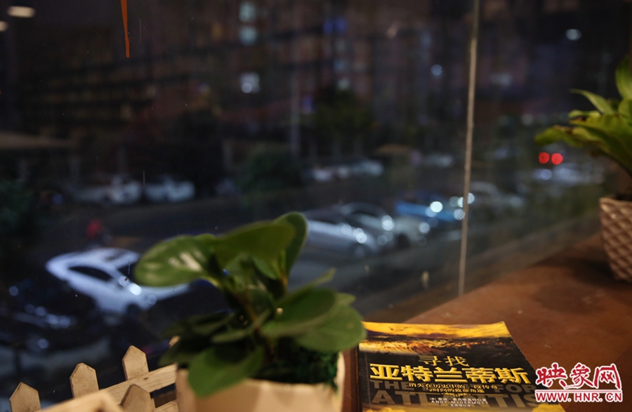 一扇窗，將喧鬧與寧靜分割。