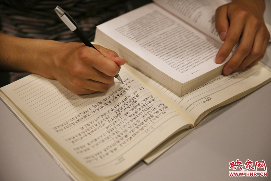 看書的人。