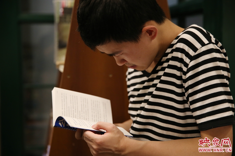 看書的人。