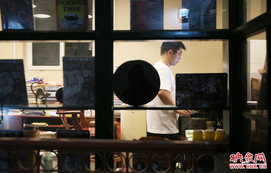 為實(shí)體書店堅守的人。