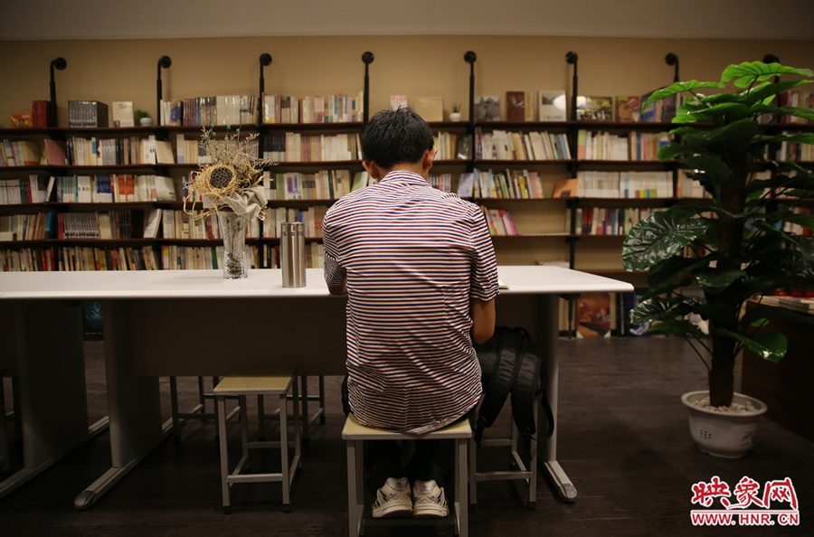5月23日晚，鄭州一家24小時（周五、周六）書店?duì)I業(yè)。慕名而來的客人在看書。