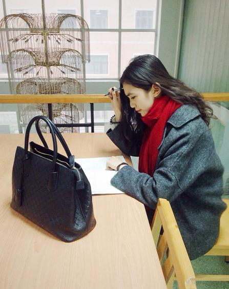 國戲?；ú排畬W(xué)霸 街拍秀修長美腿