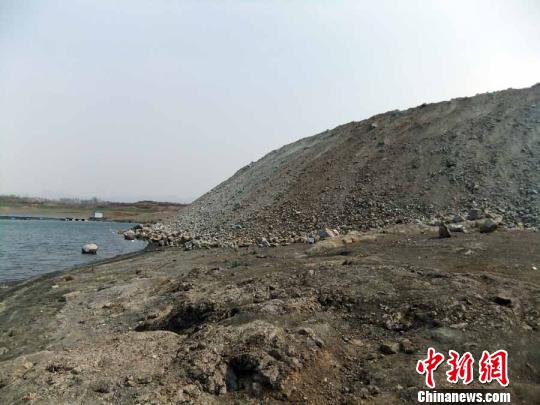 填湖造地，在鴨河水庫非法建設(shè)有越演越烈之勢。吳揚(yáng)　攝