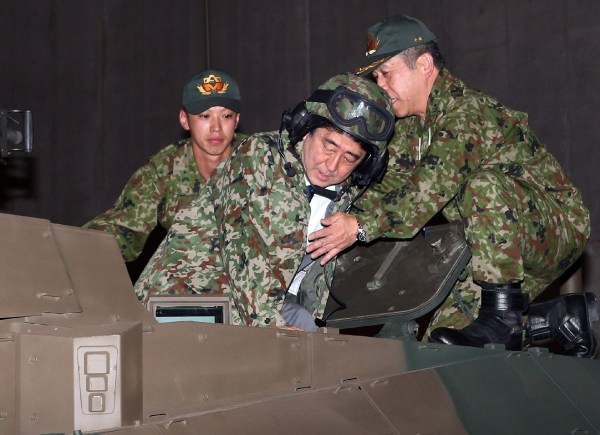 當(dāng)?shù)貢r(shí)間4月27日，日本千葉市，日本首相安倍晉三他身穿迷彩服頭戴鋼盔的登上展出中的日本陸上自衛(wèi)隊(duì)最新