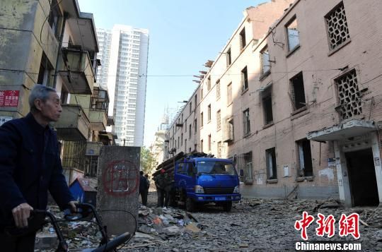 一位花甲老人站在即將拆除的樓房旁，默默地與“蘇聯(lián)樓”告別?！〉杂鸺选z