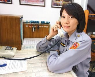 　　27歲的臺灣高雄市鹽埕區(qū)女警王文君，留一頭俏麗短發(fā)，身高175公分?！堵摵蠄蟆穲D