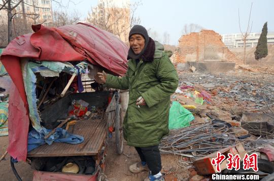 圖為老人向記者講述其生活狀況。周小云 攝